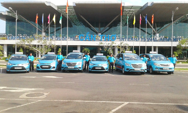 Hàng dài xe taxi chờ đón khách tại sân bay Cần Thơ, sẵn sàng cho những chuyến đi xa