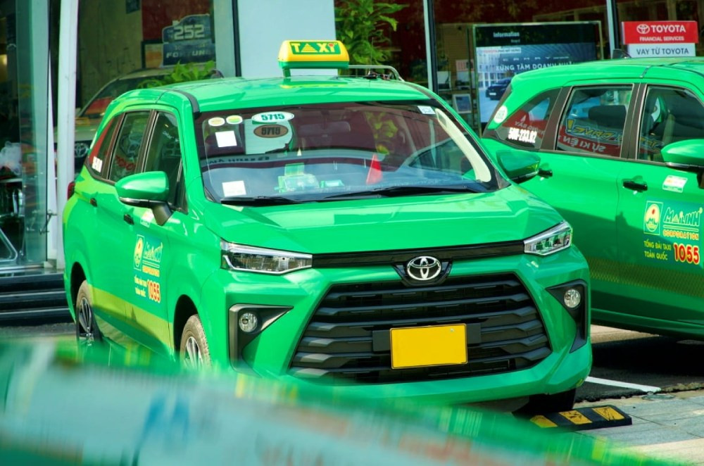 Hàng dài xe taxi Mai Linh màu xanh truyền thống đang đỗ tại Yên Bái, biểu tượng cho sự tin cậy