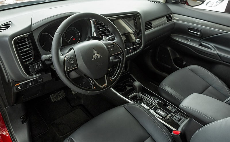 Hàng ghế da cao cấp và không gian rộng rãi bên trong nội thất Mitsubishi Outlander