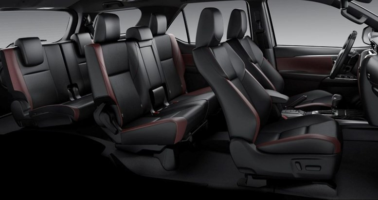 Hàng ghế da cao cấp với khả năng chỉnh điện mang lại sự thoải mái cho người lái và hành khách trên Toyota Fortuner Legender 2024.