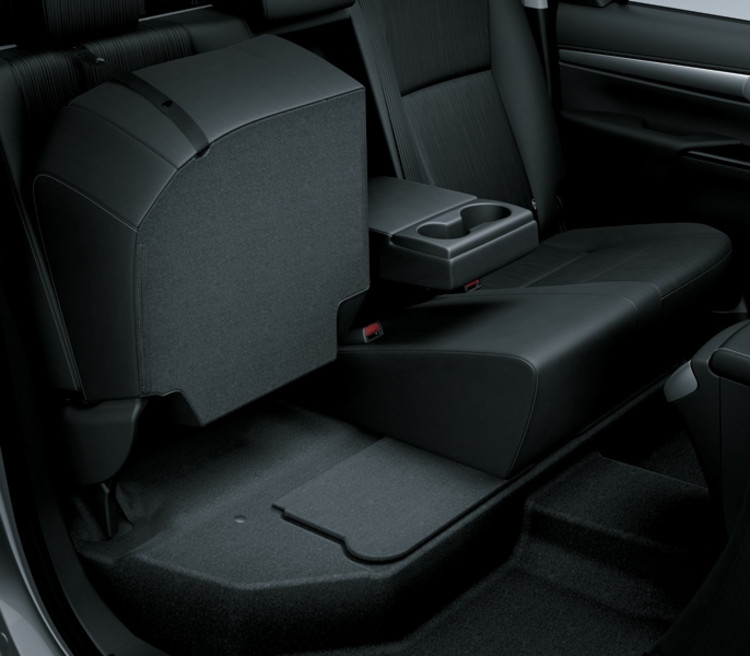 Hàng ghế sau có khả năng gập 60/40 tạo ra không gian rộng rãi trên Toyota Hilux 2024