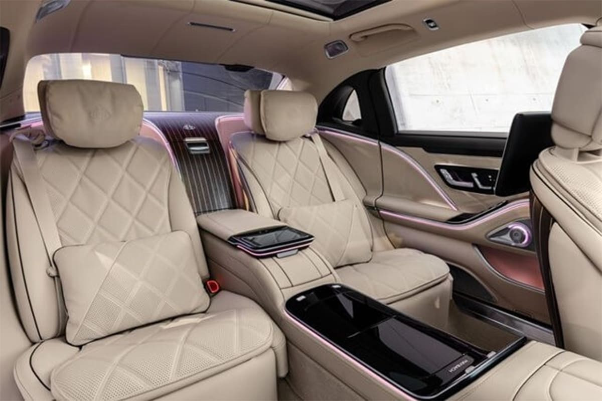 Hàng ghế sau rộng rãi của Mercedes Maybach S580 với các tiện ích điều khiển hiện đại, đảm bảo sự thoải mái tối đa.