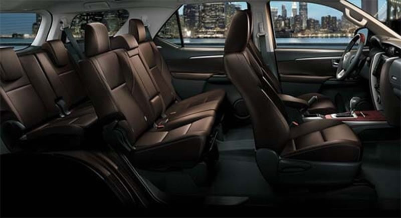 Hàng ghế sau rộng rãi của Toyota Fortuner 2021, đảm bảo sự thoải mái cho hành khách.