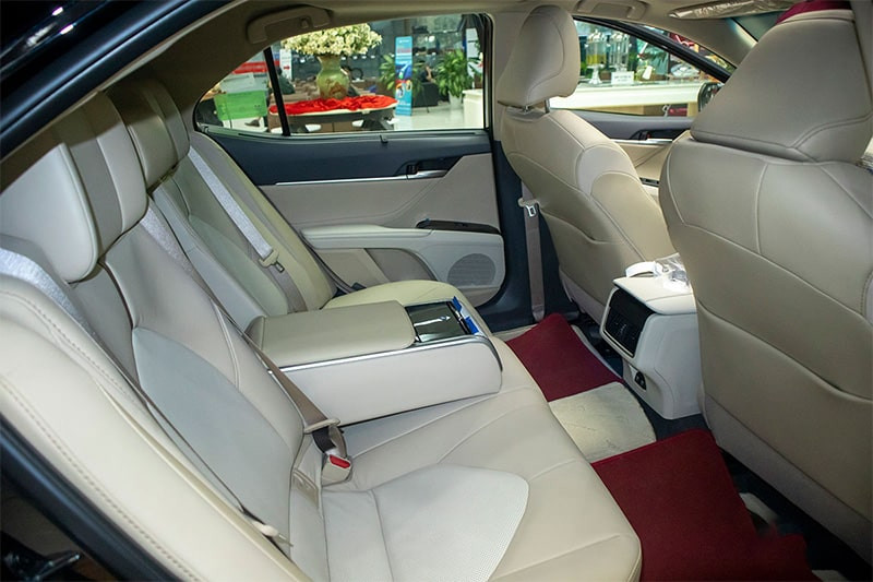 Hàng ghế sau và bệ tỳ tay đa chức năng của Toyota Camry 2022