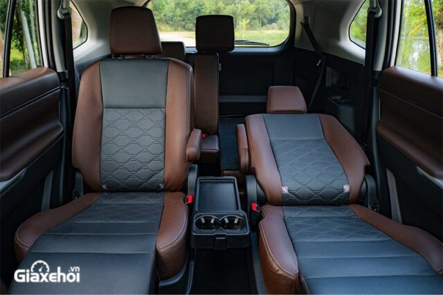Hàng ghế thứ hai kiểu thương gia trên phiên bản Hybrid của Innova Cross