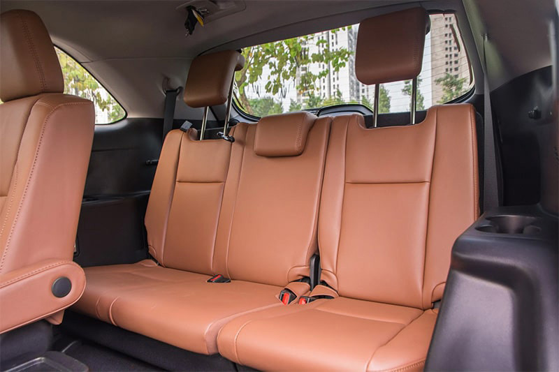 Hàng ghế thứ hai sang trọng trong nội thất Toyota Highlander 2019