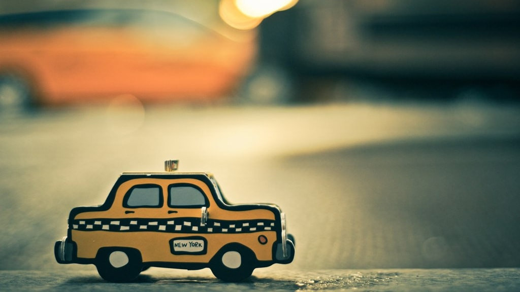 Hàng loạt taxi chính hãng đang xếp hàng chờ khách, biểu thị sự chuyên nghiệp và quy củ