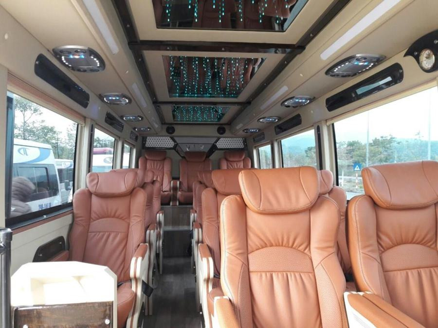 Hàng loạt xe khách với đa dạng kiểu dáng từ xe ghế ngồi, giường nằm đến limousine tại bến xe, phục vụ hành trình từ Sài Gòn đi Bến Tre.
