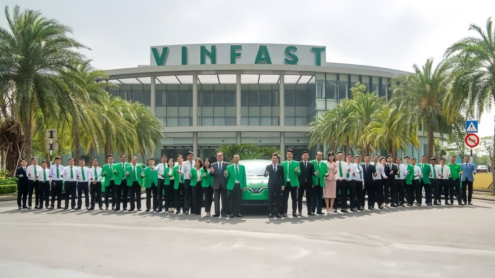 Hàng loạt xe taxi điện của Mai Linh, thể hiện cam kết cho dịch vụ vận tải bền vững và giá cả hợp lý tại Tây Ninh