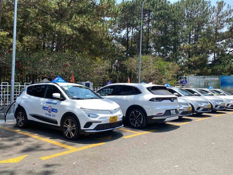 Hàng loạt xe taxi Trôi Phùng sẵn sàng phục vụ khách hàng
