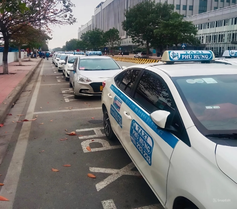 Hãng Taxi Phú Hưng với xe màu trắng đang chờ đón khách ở Yên Phong