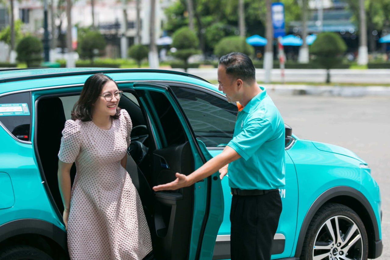 Hàng xe taxi điện Xanh SM màu xanh lục lam, biểu tượng giao thông bền vững tại Thái Nguyên