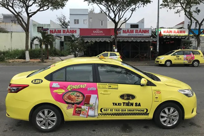 Hàng xe taxi Tiên Sa màu trắng xếp hàng chờ đón khách tại một khu vực miền Trung