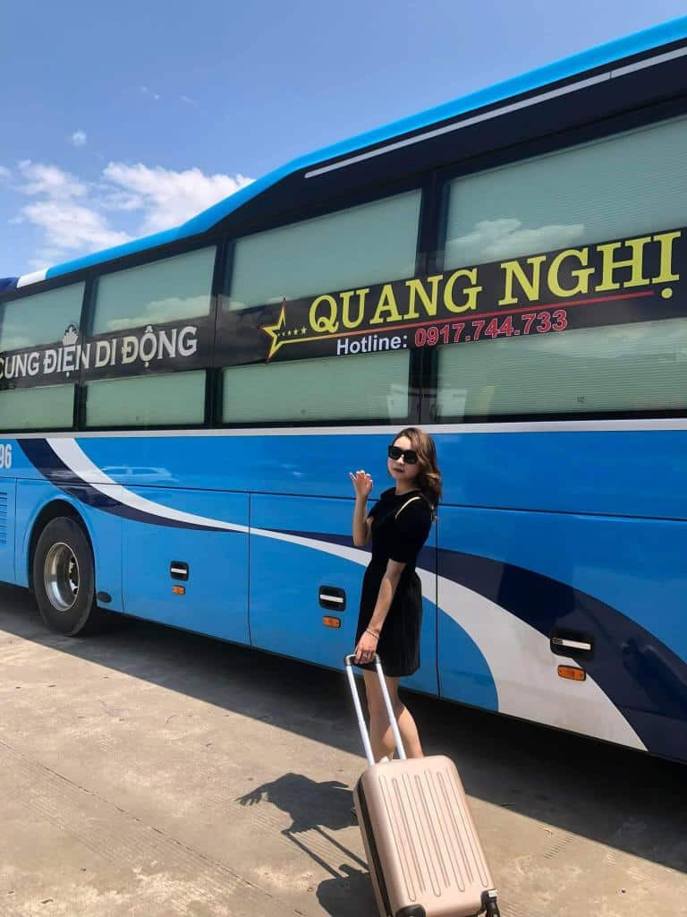 Hành khách chờ đợi lên xe Quang Nghị tại điểm đón