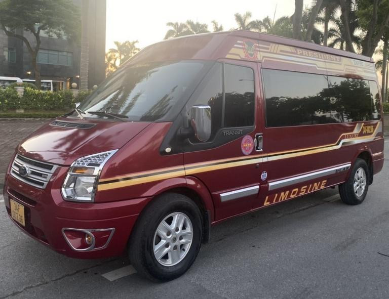 Hành khách chờ đợi tại khu vực xe xuất bến Ninh Giang đi Hà Nội