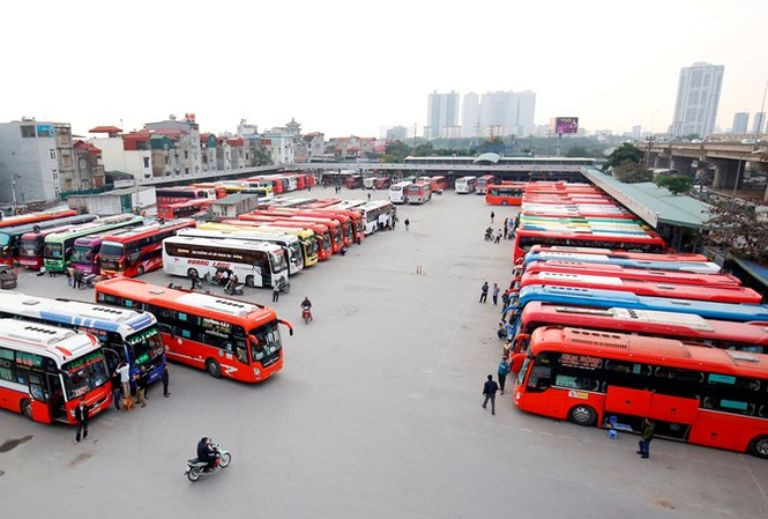 Hành khách chờ xe tại bến xe Ninh Bình