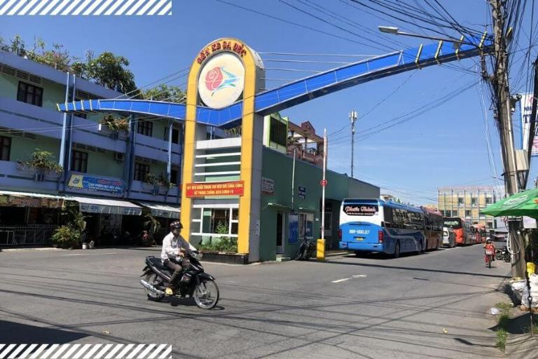 Hành khách chờ xe tại khu vực phòng chờ sạch sẽ của Bến Xe Sa Đéc