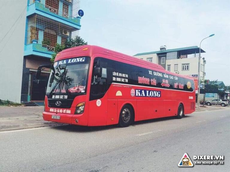 Hành khách chờ xe tuyến Bến xe Móng Cái đi Hà Nội