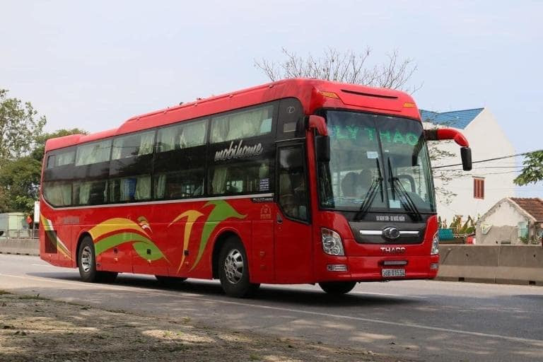 Hành khách chuẩn bị hành lý và vé lên xe limousine Lý Thảo