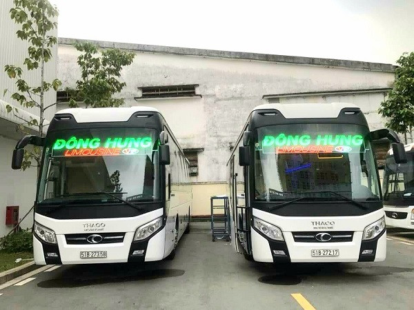 Hành khách chuẩn bị lên chuyến xe Tết của nhà xe Đông Hưng