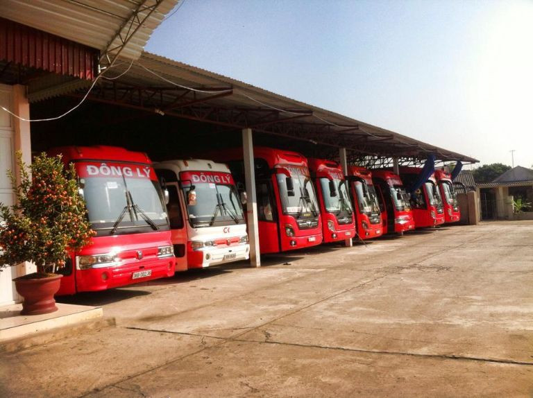 Hành khách chuẩn bị lên xe khách của nhà xe Đông Lý