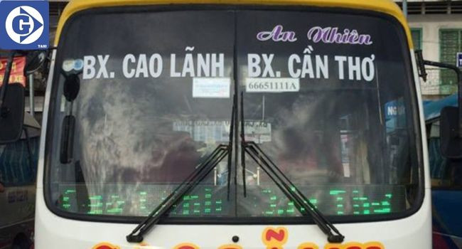 Hành khách chuẩn bị lên xe khách tại bến Cao Lãnh