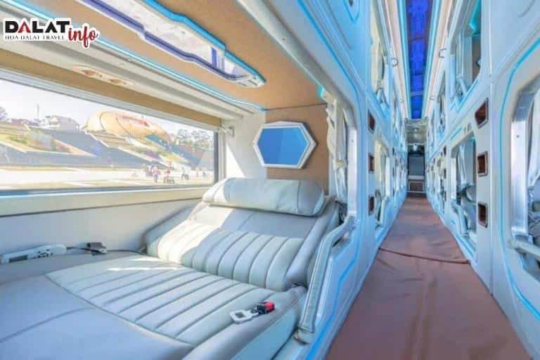 Hành khách chuẩn bị lên xe Phong Phú