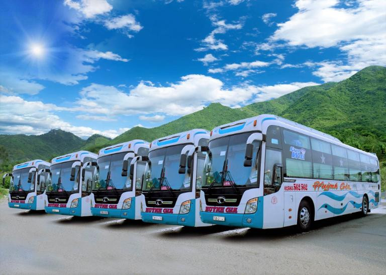 Hành khách chuẩn bị lên xe tại Bến xe phía Nam Nha Trang