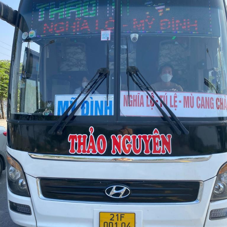 Hành khách chuẩn bị lên xe tại điểm đón của Nhà xe Thảo Nguyên