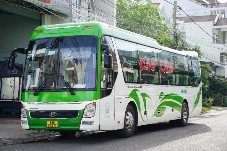 Hành khách chuẩn bị lên xe tại khu vực sân chờ Bến xe Nam Phan Thiết