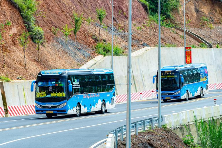 Hành khách chuẩn bị lên xe Tân Quang Dũng tại điểm đón