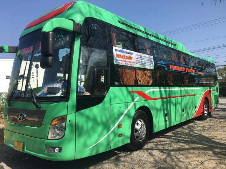 Hành khách chuẩn bị lên xe Thanh Thủy Trà Vinh chuyên tuyến Sài Gòn Trà Vinh