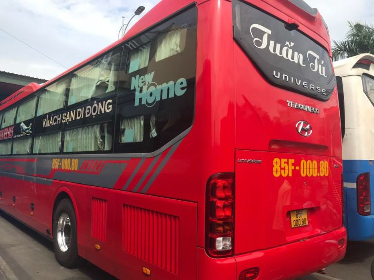 Hành khách chuẩn bị lên xe và kiểm tra thông tin trước chuyến đi với nhà xe Tuấn Tú