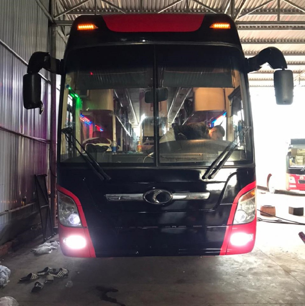 Hành khách đang lên xe Hoàng Tài, một lựa chọn phổ biến cho chuyến đi Hà Giang