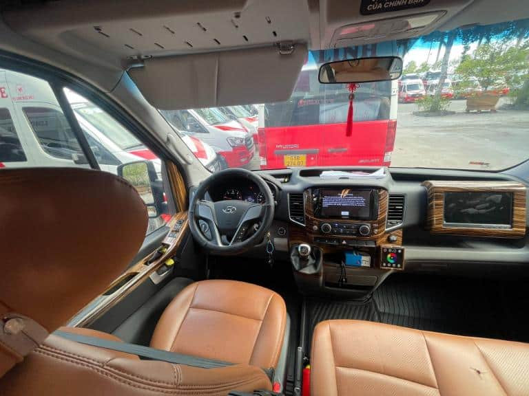 Hành khách đang sắp xếp hành lý lên xe khách Vũ Linh, thể hiện sự chuẩn bị cẩn thận cho chuyến đi