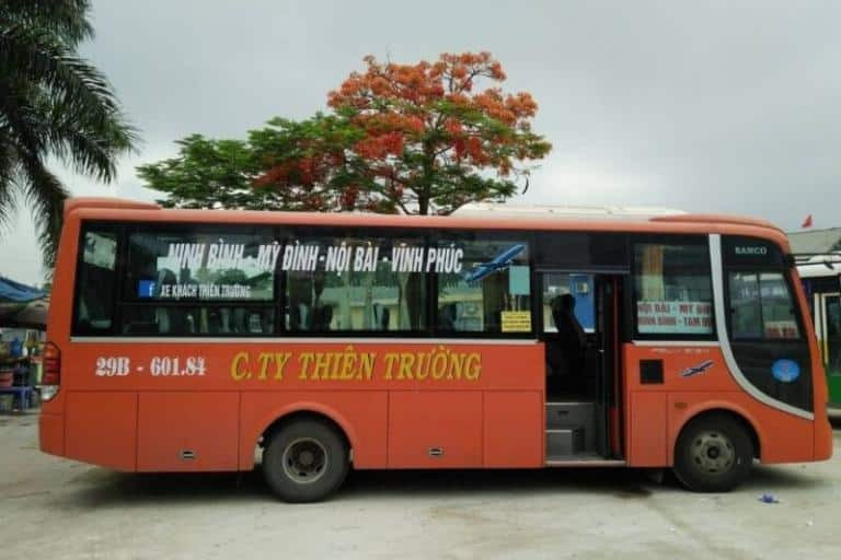 Hành khách đang sử dụng tiện ích wifi miễn phí trên xe Thiên Trường