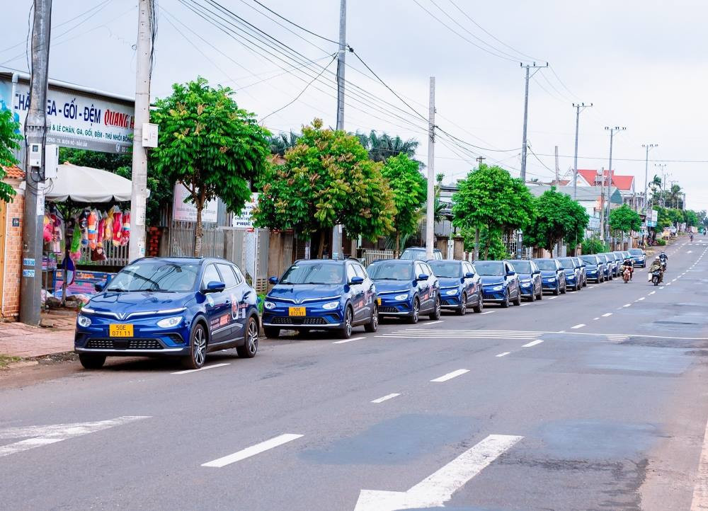 Hành khách đang sử dụng ứng dụng để đặt xe taxi điện tại Buôn Hồ, thể hiện sự tiện lợi của công nghệ
