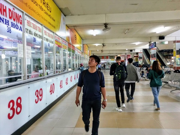 Hành khách đông đúc tại Bến Xe Miền Đông chờ mua vé xe Tết