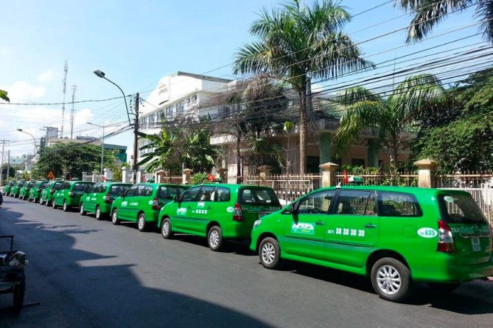 Hành khách hài lòng với dịch vụ nhanh chóng của taxi Mai Linh