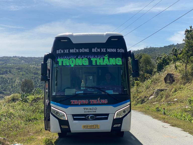 Hành khách kiểm tra lịch trình Nhà xe Trọng Thắng