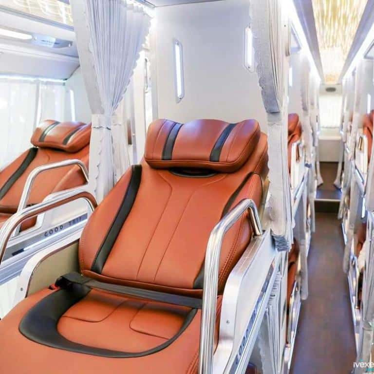 Hành khách kiểm tra thông tin vé trước khi lên xe Nhà Xe Văn Chai