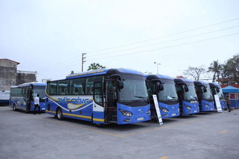 Hành khách kiểm tra vé trước khi lên xe của Nhà Xe Anh Huy Đất Cảng
