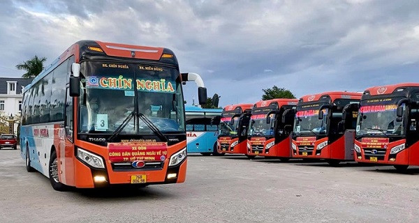 Hành khách làm thủ tục đặt vé xe khách Chín Nghĩa dịp Tết tại văn phòng
