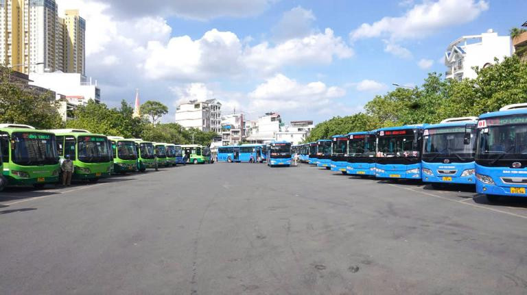 Hành khách lên xe buýt di chuyển từ TP.HCM đến Bến xe Tân An