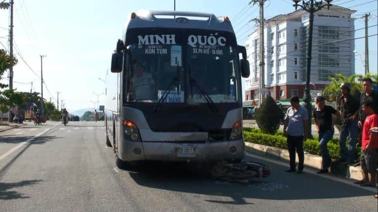 Hành khách lên xe Nhà Xe Minh Quốc đúng giờ