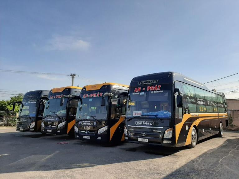 Hành khách lên xe tại Bến xe phía Nam Huế đi Tây Nguyên