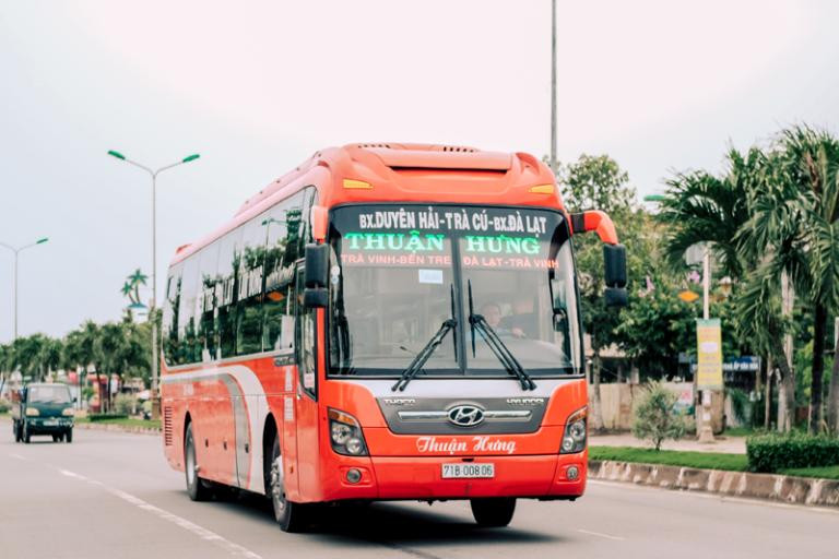 Hành khách lên xe tại bến xe, sẵn sàng cho chuyến đi từ Duyên Hải