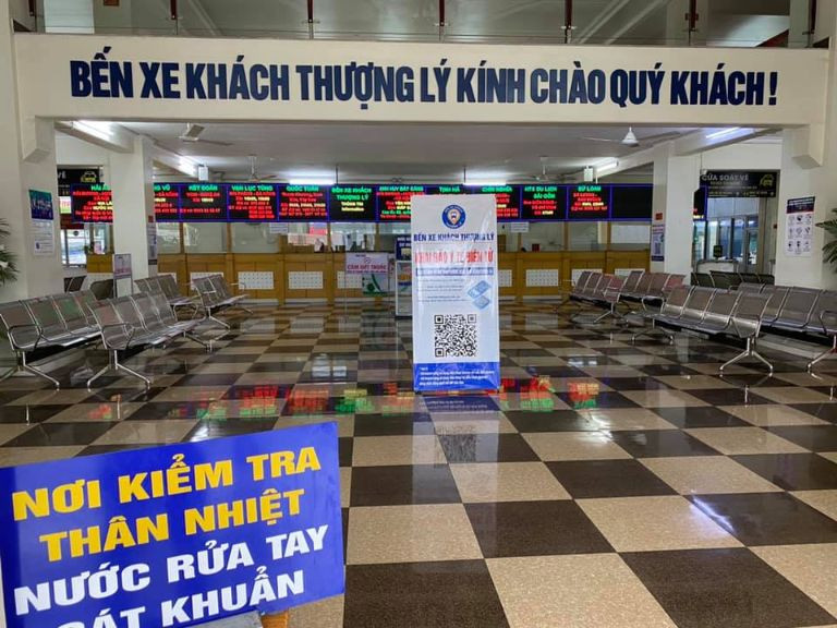 Hành khách lên xe tại khu vực đi tuyến miền Nam của Bến xe Thượng Lý