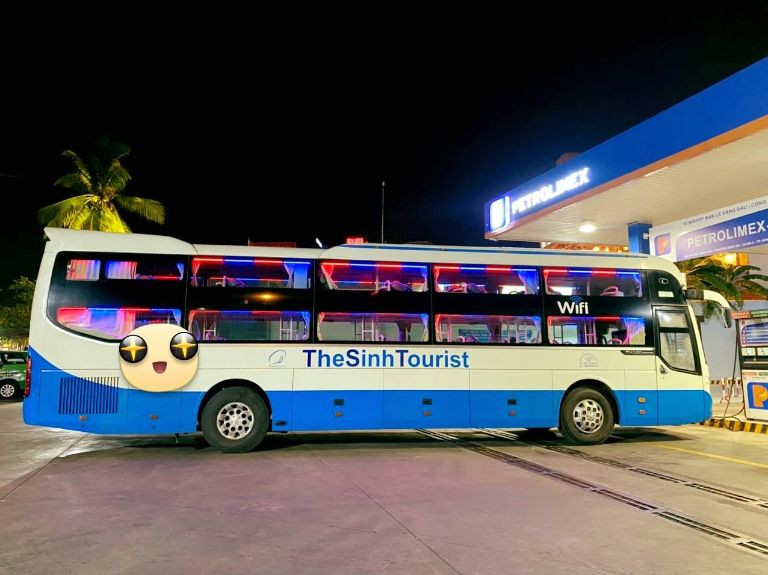 Hành khách lên xe TheSinhTourist, một trong những lựa chọn đáng tin cậy cho chuyến xe Huế Hội An.