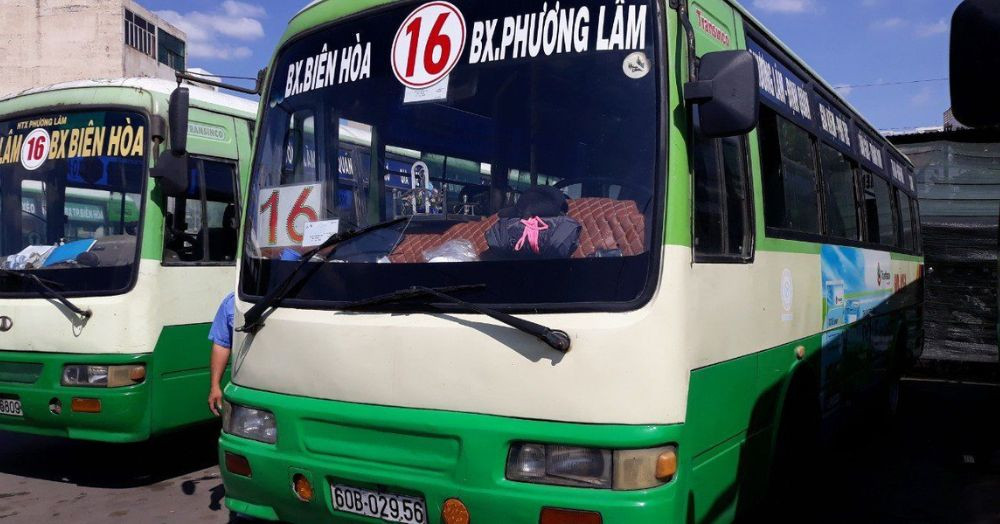 Hành khách lên xuống xe buýt tại bến xe Biên Hòa, phương tiện công cộng hiệu quả